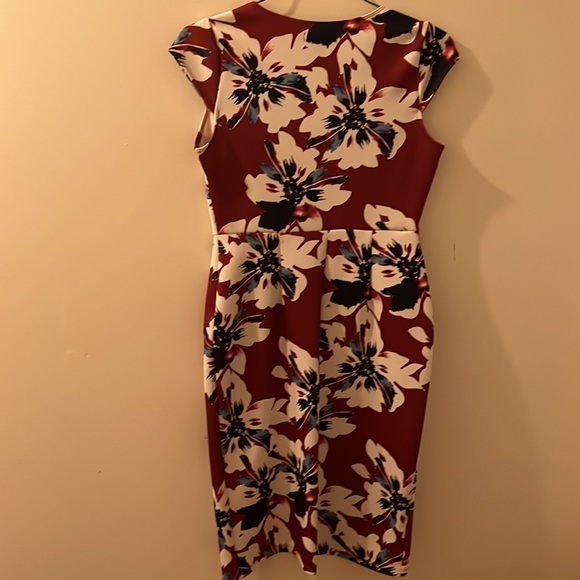 Beautiful great condition like new simply styled dress size small - Picture 5 of 7